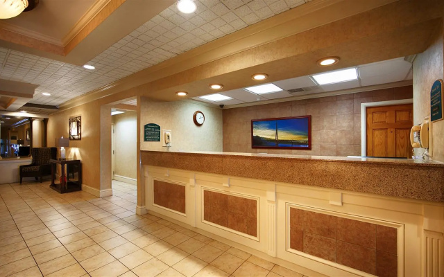 Best Western Plus University Inn Steubenville