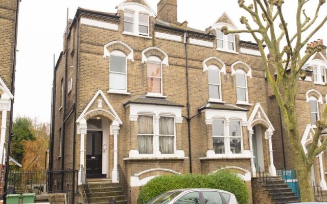 Апартаменты Veeve Apartment Dartmouth Park Road Tufnell Park вид на фасад