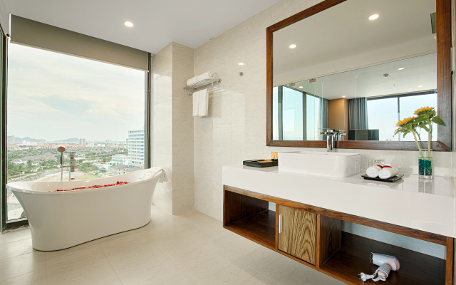 Yarra Ocean Suites Danang