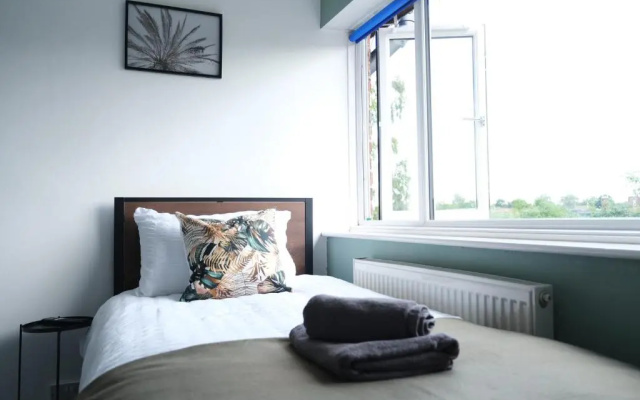 Northway House - Close to M62 and M6