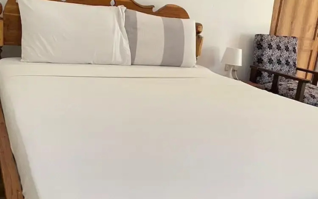 zanzllywood hotel and apartments