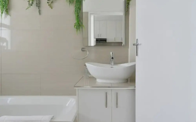Charming Central Sea Point Haven 50m to Ocean