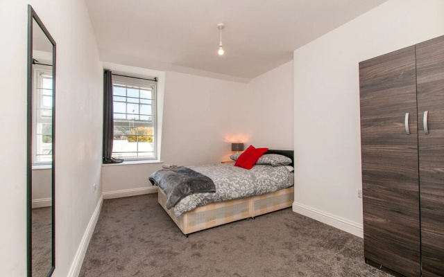 3 Bed Flat in Pedestrianized High Street
