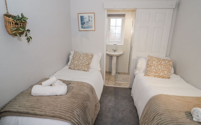 3 Leycester Court