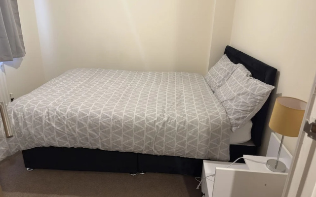 Lovely 2 Bedroom Family Holiday Home in London