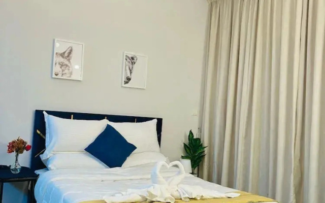 Stunning Studio Dubai with Rooftop Pool