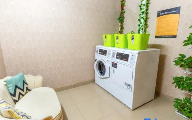 Vienna Hotel (Shenzhen Nanshan Zhuguang Metro Station Branch)