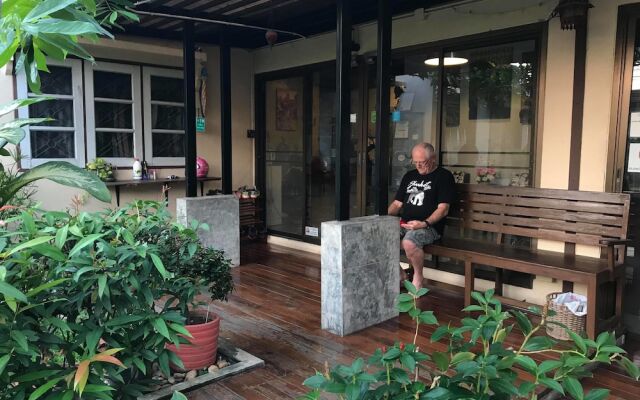 Отель Mon Lodge & Yoga Donmuang Таиланд, Бангкок - отзывы, цены и фото номеров - забронировать отель Mon Lodge & Yoga Donmuang онлайн вид на фасад