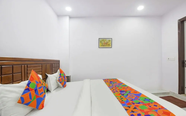 FabHotel Cosy Rooms - Near Embassies, DU South Campus
