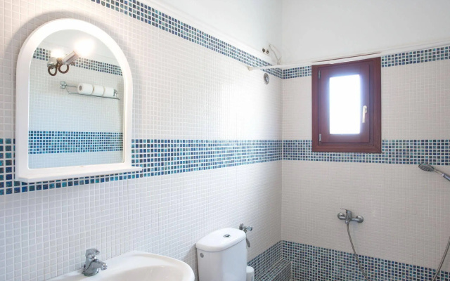 Birds Villa Apartments with Heated Pool - Including Car and Breakfast