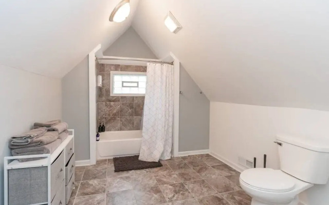 Beautiful 3BR2BA CozySuites |7 min to Lucas Oil