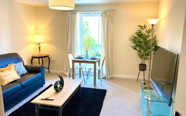 Superior Two-Bed Apartment with Free Parking, CV1 Coventry