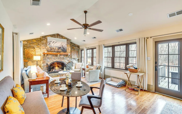 Aldie Home w/ Private Pool: Near Wineries!