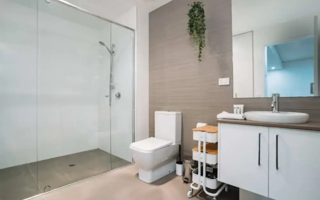 Comfy 1-bed With Spacious Courtyard & Parking