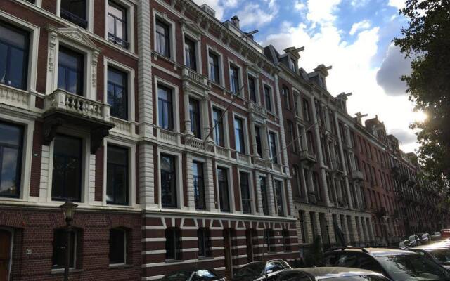 Отель Vondelparkmuseum B&B вид на фасад