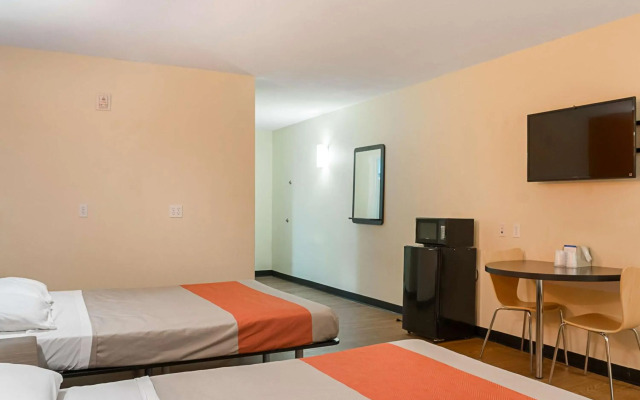 Motel 6 New Orleans, LA - Near Downtown