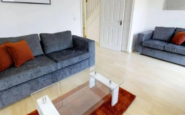 Cole Green Lane Executive Stay- Free Parking