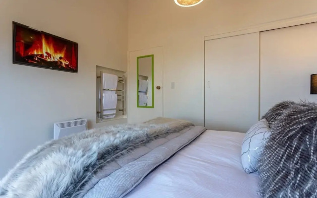Amazing Lake View Spacious Townhouse with Parking