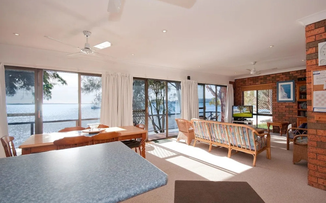 Crystal Waters, 2/79 Foreshore Drive