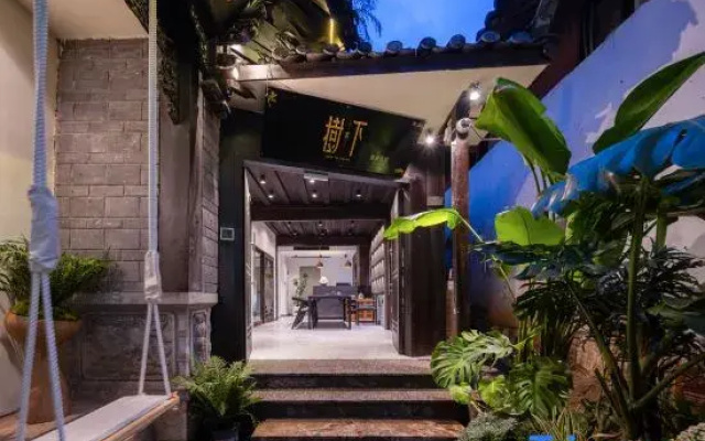 Under the Tree Chun Leisurely Courtyard