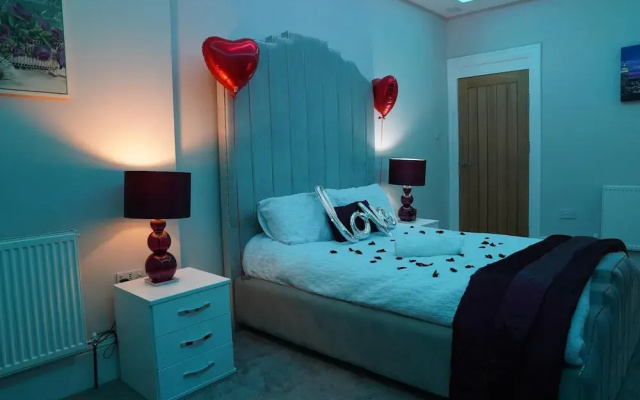 2 Bed Flat - Sleeps 4 - Jacuzzi Bath - Parking