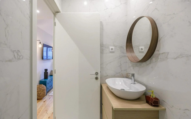 LovelyStay - Downtown Studio with Pool, AC and Balcony