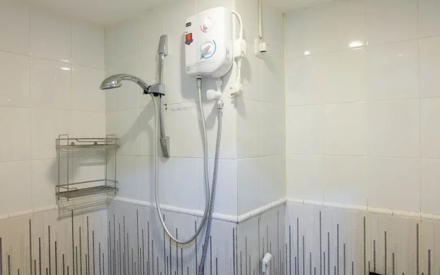 Modern and Comfy 2BR Green Pramuka Apartment