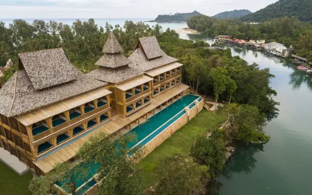 Курортный отель Santhiya Koh Chang Resort