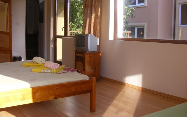 Отель Zora Guest House Болгария, Бургас - отзывы, цены и фото номеров - забронировать отель Zora Guest House онлайн комната для гостей