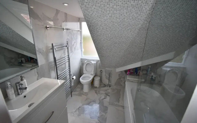 Immaculate 4-bed Apartment in Bournemouth & spa