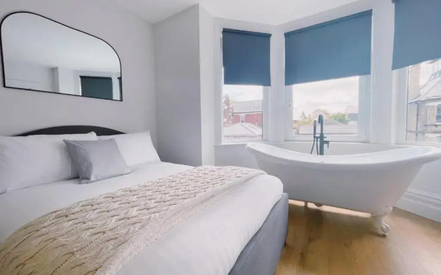 Stunning 8-bed House With Sea & Beach Views