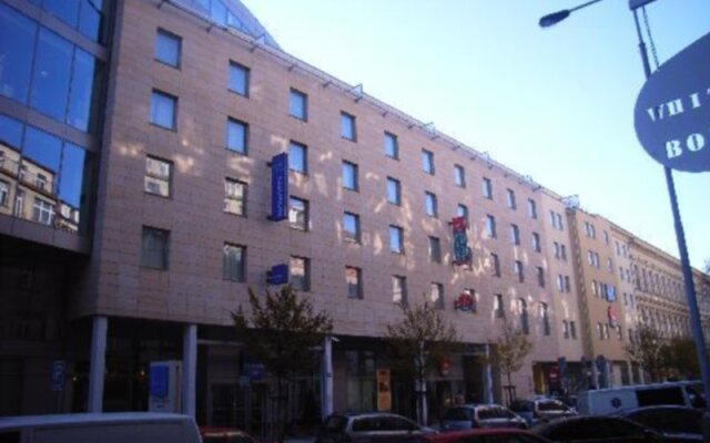 Отель Novotel Praha Wenceslas Square вид на фасад