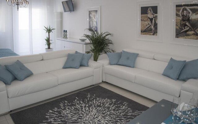 Отель Artist's suite Бари комната для гостей