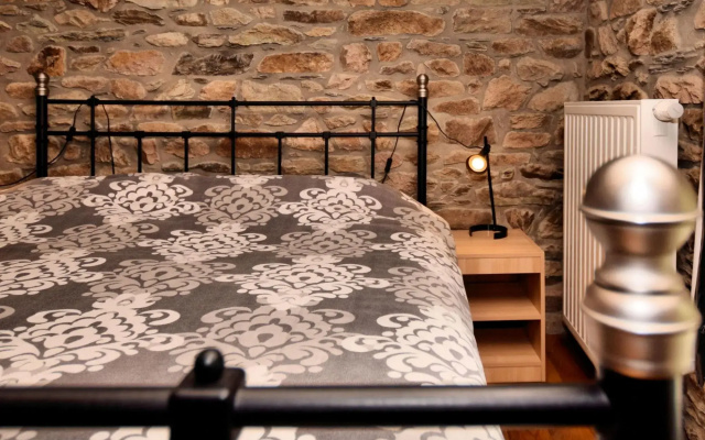Forest-edge Stay, Burtonville