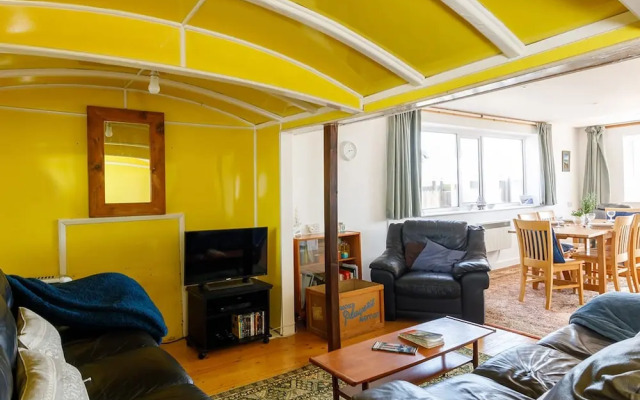 Sunny Seafront Chalet - Sleeps 6