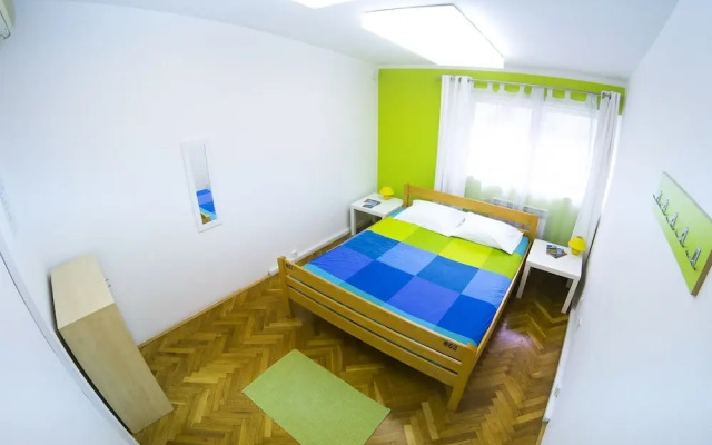 Whole Wide World Hostel & Bar