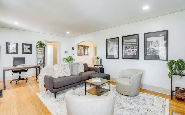 Walk to Amphitheater & Stadium: Home w/ Deck!