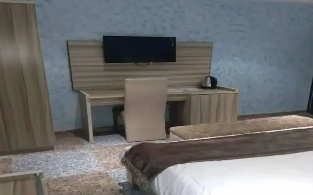 Royal Park Hotel and Suites