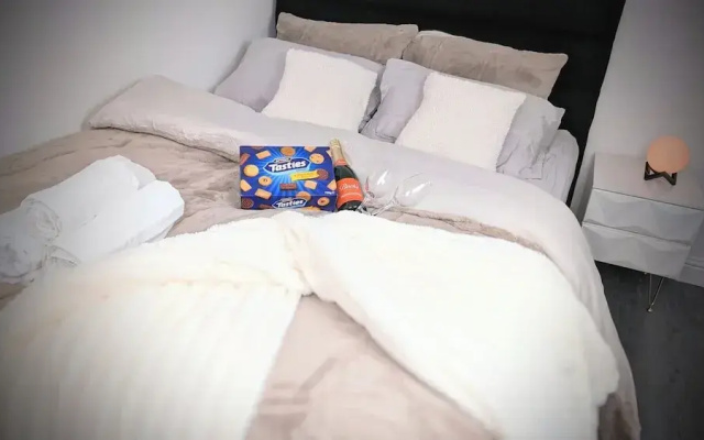Chic Apartment in Manchester Sleeps 5