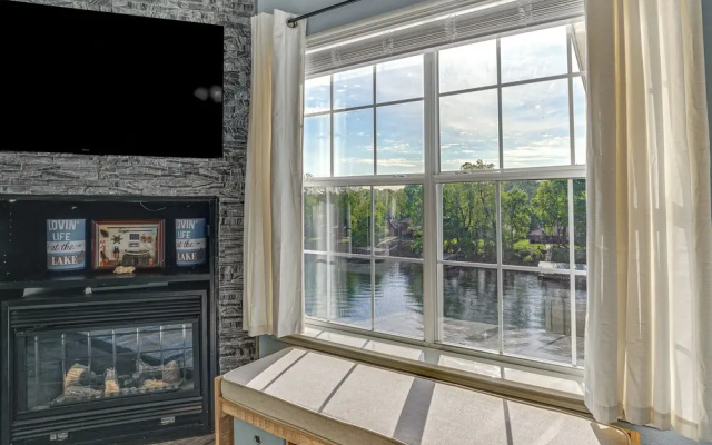 Updated Branson Condo w/ Lake Taneycomo Views!
