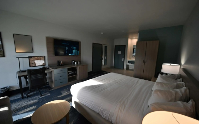 Edgewater Inn and Suites, an Ascend Collection Hotel