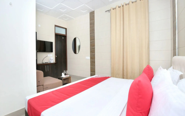 OYO 13368 Hotel Gold Star