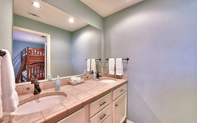 4BR Lakeway Waterfront by RedAwning