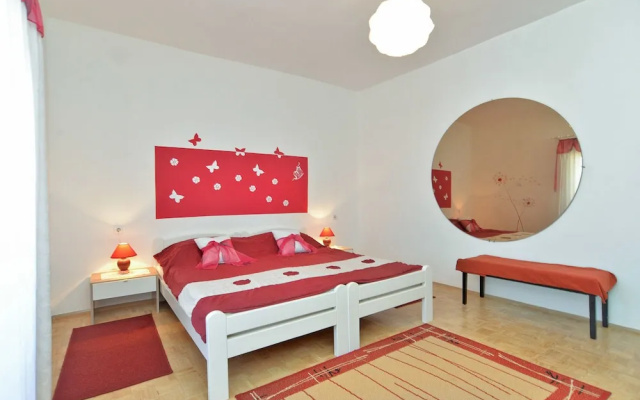 Apartment 725