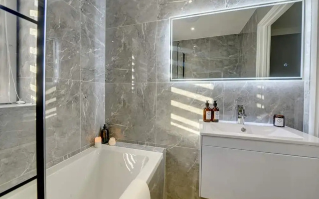 Stylish 2 bed House With Parking in Rugby