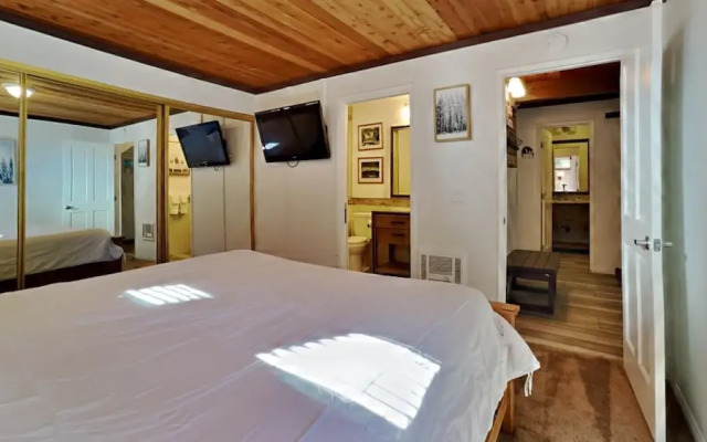 Spacious 2 Bedroom Condo Great For Friends and Families! Hiking, Swimming, Stargazing! by RedAwning