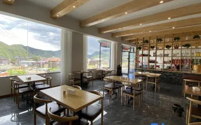 Kangding Qiuming Shanshe Homestay