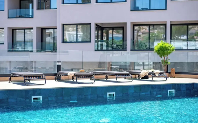Sanders River Plaza - Light 2 Bedroom Apartment With Balcony