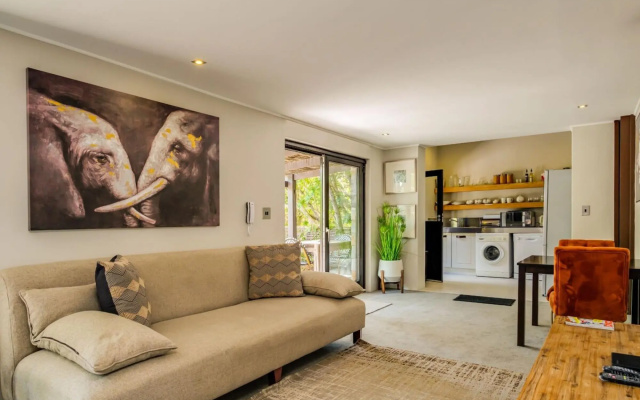 Lovely 1 Bedroom Apartment in Camps Bay