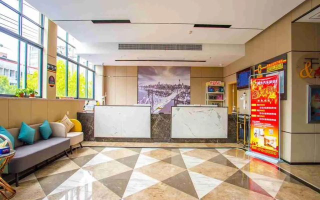 White Moonlight Hotel (Xishui Runda International Shopping Center)